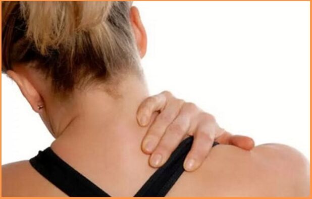 Cervicale osteochondrose manifesteert zich door pijn en stijfheid in de nek. 