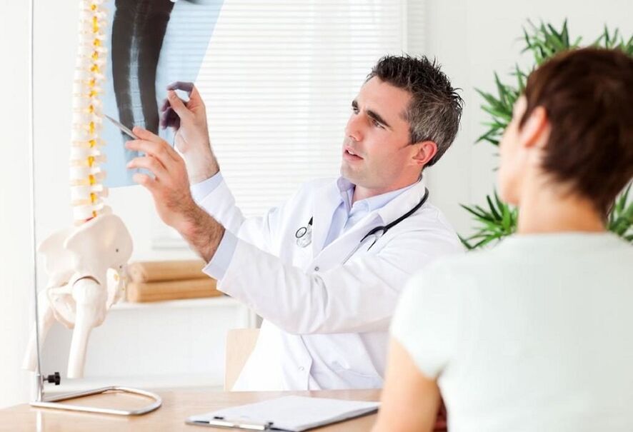 Arts onderzoekt een röntgenfoto om thoracale osteochondrose te diagnosticeren